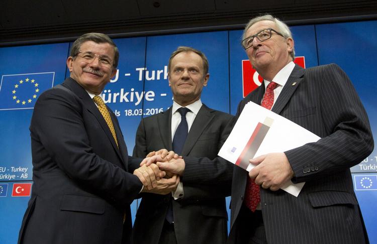 Løftebrud? Tyrkiets regeringsleder, Ahmet Davutoglu (t.v.), var godt tilfreds, da han for en måned siden indgik en stor flygtningeaftale med EU's ledere. Nu frygter han, at EU er ved at løbe fra en del af aftalen, der skal give tyrkere visumfrihed i Europa til sommer. 