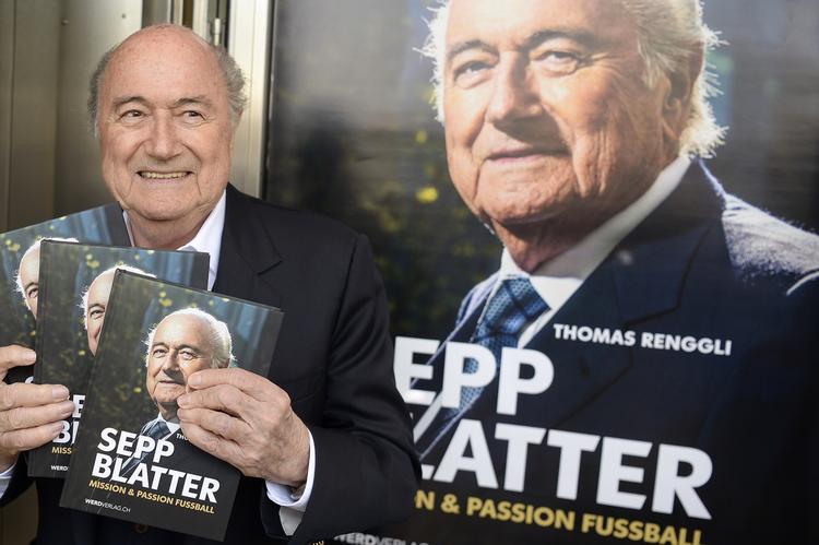 007. Sepp Blatter med sin nye bog, hvor han beretter om den hemmelige mission. 