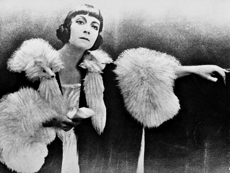 Superstjerne. Asta Nielsen (1881-1972) blev uddannet på Det Kongelige Teaters elevskole og debuterede i 1902 på Dagmarteateret. Men det var som stumfilmsstjerne, hun slog igennem og blev et af stumfilmens største sexsymboler. 