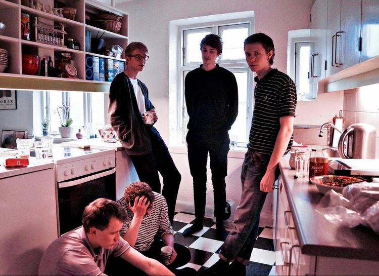 80'er-følsomt. Franske Piger består af danske drenge fra Odense. De giver koncert på Jazzhouse i København sammen med Navneløs på søndag 24. april kl. 20. 