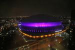 Purple. Over hele verden er Princes død blevet markeret med hans signaturfarve. Her er det det store fodboldstadion i New Orleans. 