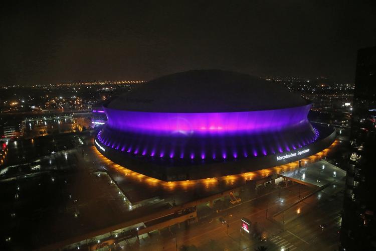 Purple. Over hele verden er Princes død blevet markeret med hans signaturfarve. Her er det det store fodboldstadion i New Orleans. 
