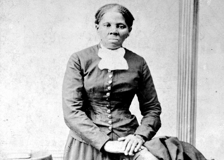 slave. Harriet Tubman blev født som slave, men flygtede og hjalp mange andre slaver med at flygte til frihed. Siden virkede hun som en af den amerikanske kvindebevægelses pionerer. 