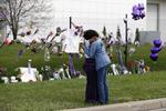 USA. Fans samles foran Paisley Park, Princes hjem i Minnesota. 