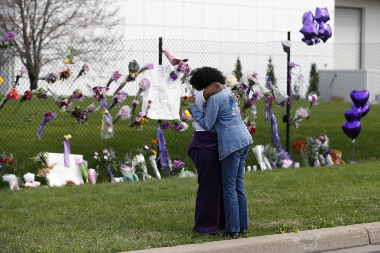 USA. Fans samles foran Paisley Park, Princes hjem i Minnesota. 
