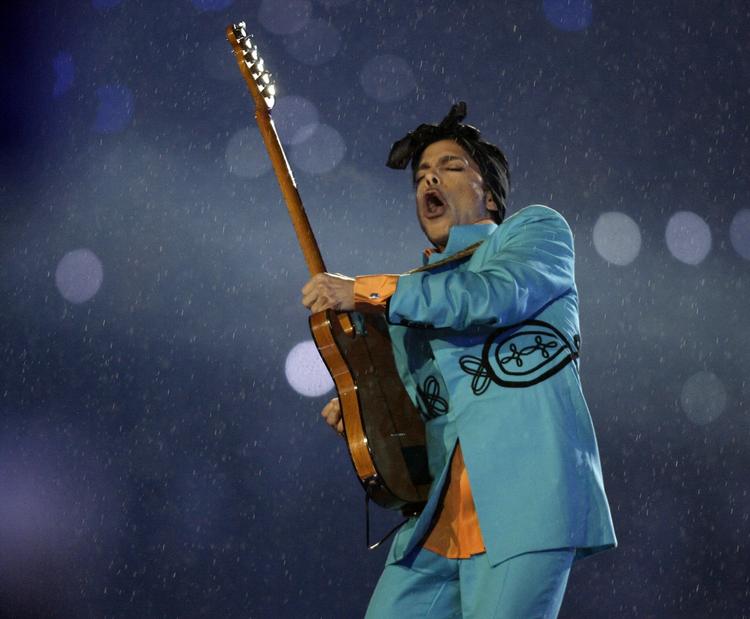 Funky. Prince er død, 57 år gammel. Her er 10 sange, der definerede hans karriere. 