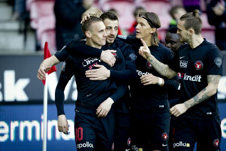 Pegefinger. Kian Hansen (th) lagde op til Martin Pusic' 1-0-mål med et langt, præcist indkast. 