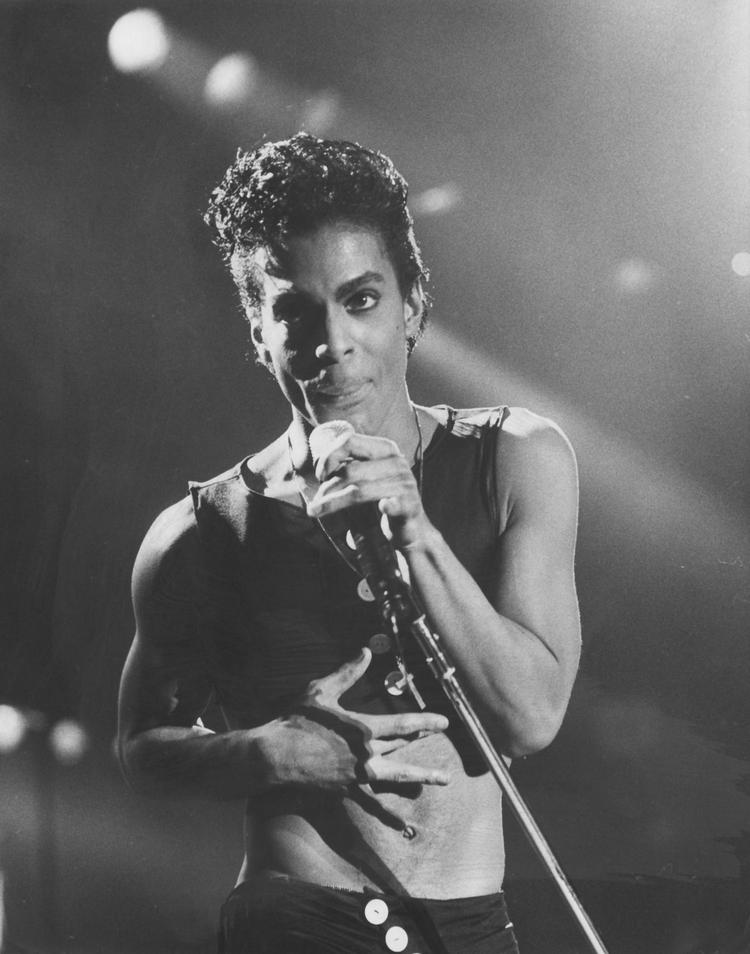 Svedig. Her er Prince fotograferet Valbyhallen under sin første koncert i Danmark. 