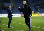 Kritik. Det er velkendt, at græstæppet i Brøndby har været udsat for kritik i flere sæsoner. Nu puster Ståle Solbakken (th)  til problematikken igen. 