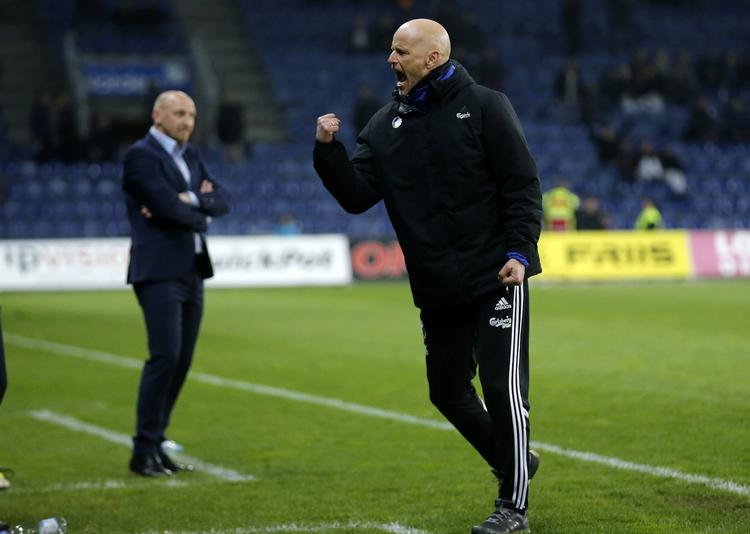 Kritik. Det er velkendt, at græstæppet i Brøndby har været udsat for kritik i flere sæsoner. Nu puster Ståle Solbakken (th)  til problematikken igen. 