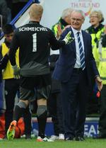 Håndslag. Manager Ranieri (th) og målmand Schmeichel kan med sejr søndag over Swansea komme uhyggeligt tæt på titlen. 