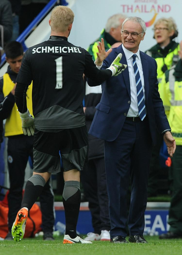 Håndslag. Manager Ranieri (th) og målmand Schmeichel kan med sejr søndag over Swansea komme uhyggeligt tæt på titlen. 