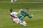 Action. Madrid-målmand  Keylor Navas lukkede to mål ind, men slap med skrækken. 