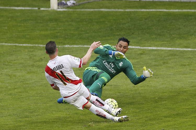 Action. Madrid-målmand  Keylor Navas lukkede to mål ind, men slap med skrækken. 