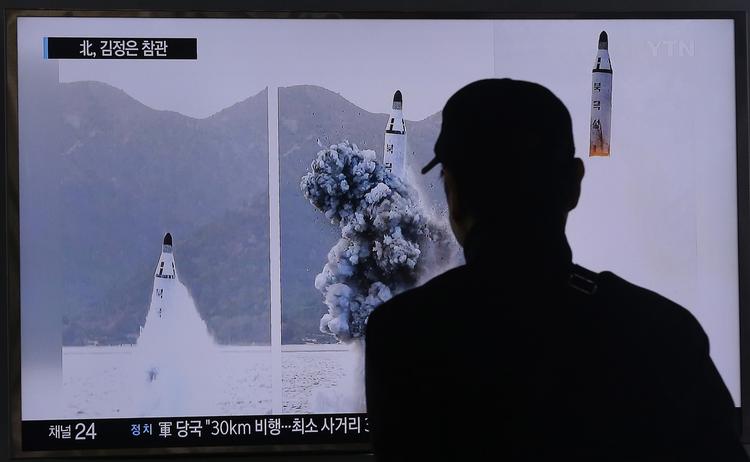 Atomprogram. I et sjældent interview med nyhedsbureauet AP, siger Nordkoreas udenrigsminister, at landet vil stoppe sit atomprogram, hvis USA standser sine militærøvelser med Sydkorea. 