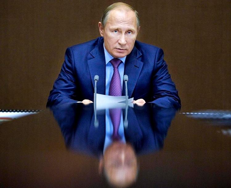 Lerfødder? Præsident Vladimir Putin er fortsat uhyre populær i den russiske befolkning. Alligevel strammer styret i Kreml grebet. Arkivfoto: Aleksej Drusjinin/AP 