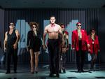 psyched Benjamin Walker virker sin massemorderfysik frem på scenen i Gerald Schoenfeld Theatre i New York i rollen som Patrick Bateman i 'American Psycho'. 
