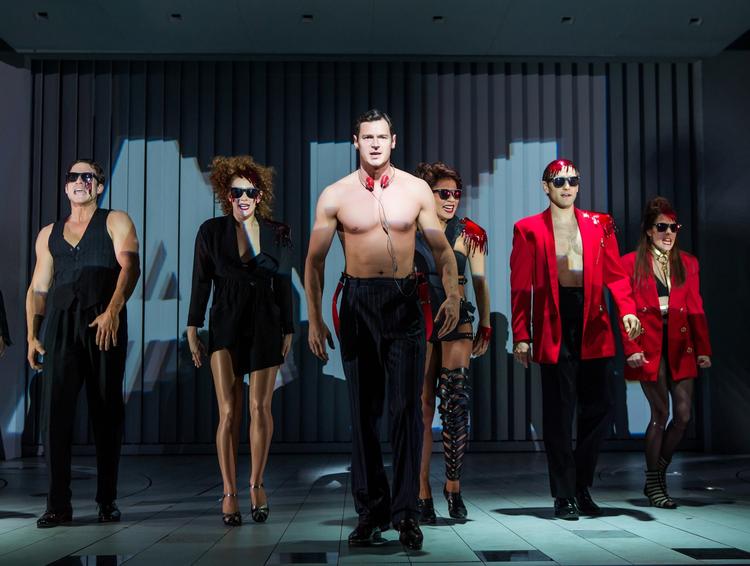 psyched Benjamin Walker virker sin massemorderfysik frem på scenen i Gerald Schoenfeld Theatre i New York i rollen som Patrick Bateman i 'American Psycho'. 