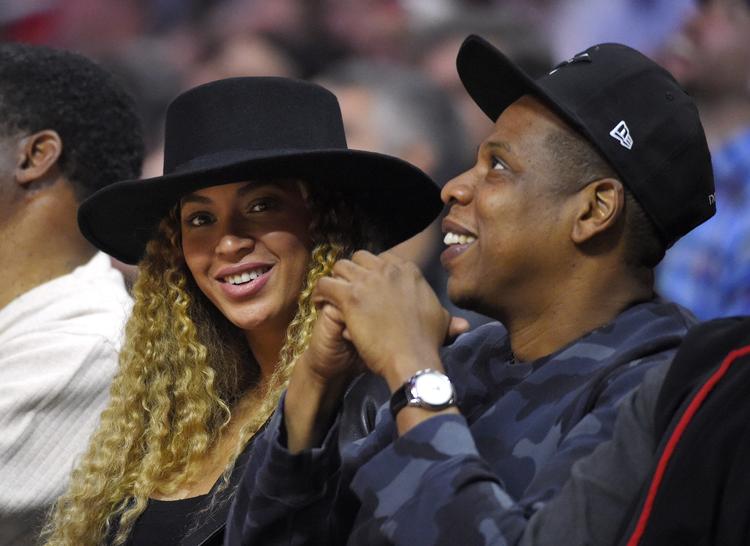 musikpar. Beyoncé med sin mand, Jay Z, til basketball i Los Angeles tidligere på året. Han får enden på komedie på Beyoncés nyudgivelse. 