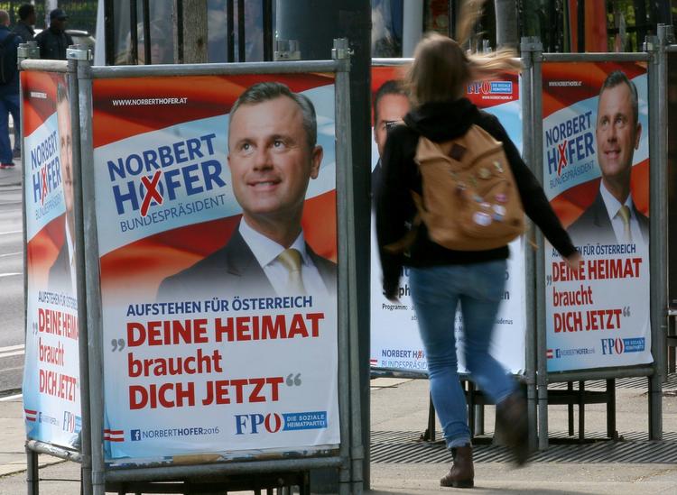 sejrherre. Norbert Hofer fra Frihedspartiet FPÖ står til at få dobbelt så mange stemmer som nummer to ved første runde af præsidentvalget i Østrig. 