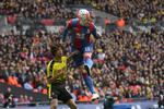 SCORING. Connor Wickham fra Crystal Palace header sejrsmålet i nettet, og hans hold er på vej til Wembley - igen. 