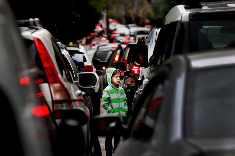 Overrendt. Tallet er uvist, men der er formentlig langt over en million syriske flygtninge i Libanon, hvis befolkningstal kun er fire millioner. Overalt langs de svært trafikerede veje i Beirut tigger kvinder og børn. 