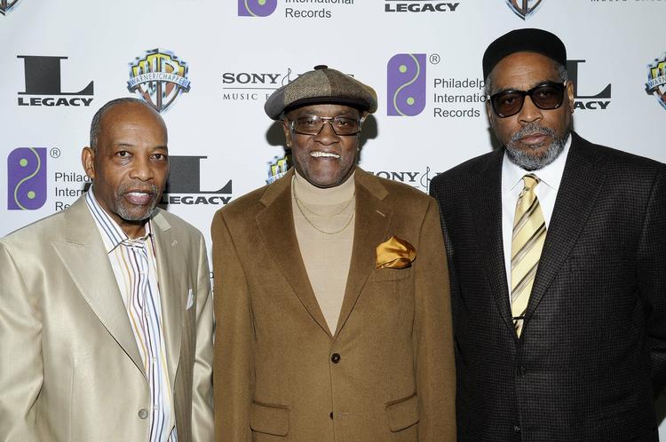Død. Billy Paul (i midten) med sine samarbejdspartnere fra de gyldne år, Leon A. Huff (tv) og Kenneth Gamble fra Philadelphia International Records 