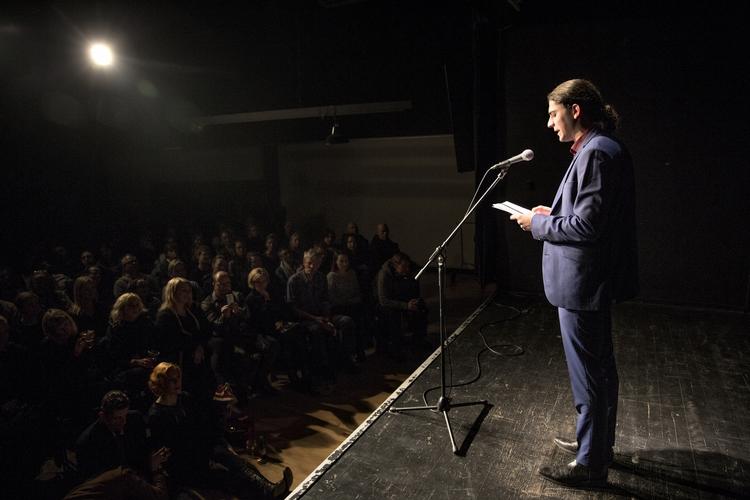 Inspiration. Yahya Hassans digte har betydet, at unge med indvandrerbaggrund har opdaget litteraturen som en måde at komme til orde på. Forfatterskolens rektor, Jeppe Brixvold, har i år set en stigning i ansøgere med indvandrerfamilier til Forfatterskolen. 