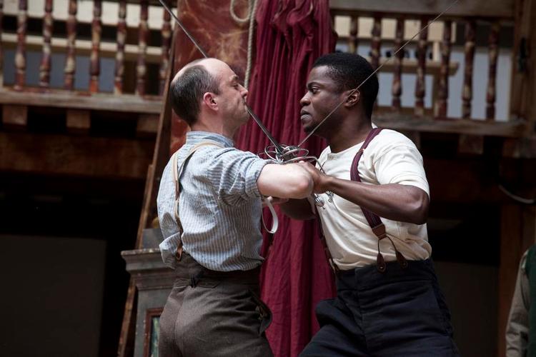 Nærkamp. Ladi Emeruwa (th.) som Hamlet i duel med Tom Lawrence som Laertes. Billedet er fra Shakespeare's Globe i London, hvor 'Globe to Globe Hamle' i weekenden sluttede sin to år lange verdensturné. 