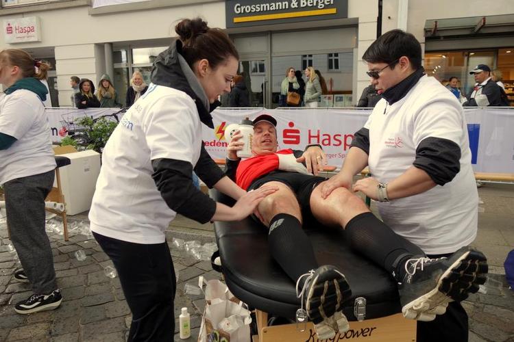 MUREN. Man kan løbe langs muren både i Berlin og i Kina, men man kan også bare løbe direkte ind i sin egen private maratonmur, når depoterne slipper op. 