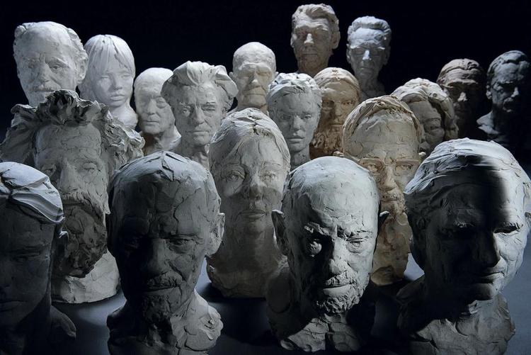 Nærvær. Når man ser de 75 portræt- buster af Hans Pauli Olsen, som udstilles på Nordatlantens Brygge, bliver man slået af hans eminente evne til at være nærværende over for den enkelte og fastholde de vigtigste træk. 