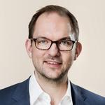 Mandater Ifølge Jeppe Bruus (S) bør den nu tidligere partifælle Pernille Schnoor overlade sit manadat til en anden socialdemokrat, når hun nu skifter til Aternativet. 