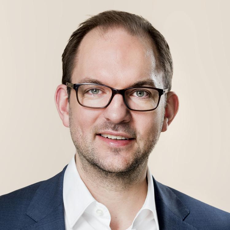 Mandater Ifølge Jeppe Bruus (S) bør den nu tidligere partifælle Pernille Schnoor overlade sit manadat til en anden socialdemokrat, når hun nu skifter til Aternativet. 