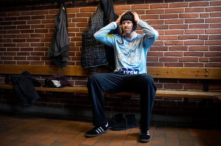 Sikkerhed. Målmand Kasper Larsen frygter igen at blive ramt af en hjernerystelse. Derfor har hananskaffet sig en hjelm for at minimere risikoen, hvis han igen får en bold i hovedet. 