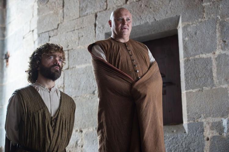 Plot. Tyrion Lannister og eunukken Lord Vary vandrer omkring i Meereen, og det trækker op til hævn i den nye sæson af 'Game of Thrones'. 