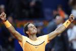 Sur. Rafael Nadal smiler ganske vist på dette billede, da han lige har vundet en turnering i Barcelona, men han er vred på tidligere fransk sportsminister. 