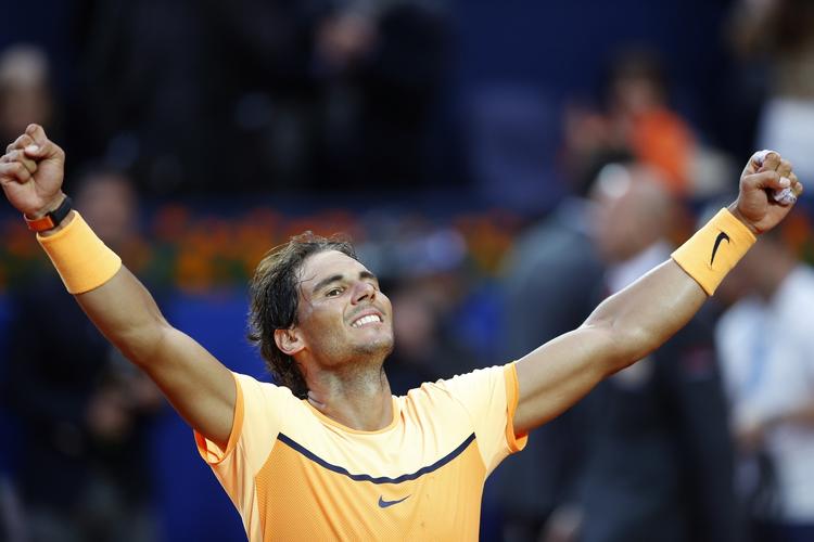 Sur. Rafael Nadal smiler ganske vist på dette billede, da han lige har vundet en turnering i Barcelona, men han er vred på tidligere fransk sportsminister. 