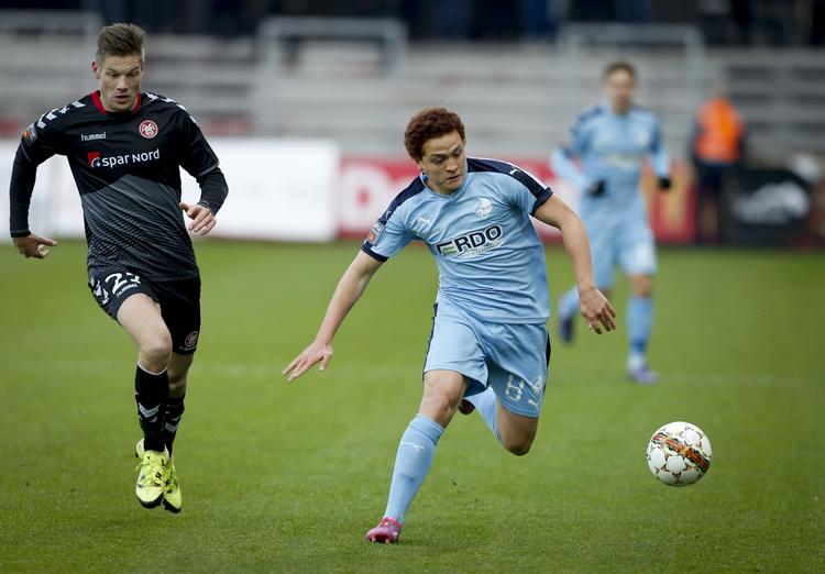 Nulløsning. Der var meget spil midt på banen, da Randers og AaB, her repræsenteret ved Mustafa Amini (th.) og Kasper Risggard, spillede 0-0. 