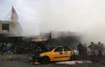brand. Irakiske brandmænd forsøger at slukke ilden, som selvmordsbomben udløste. 