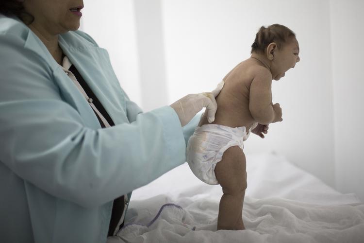 alvorligt. Zikavirus er normalt harmløs, men for gravide kan det få alvorlige konsekvenser, da de kan føde børn med hjerneskader. 