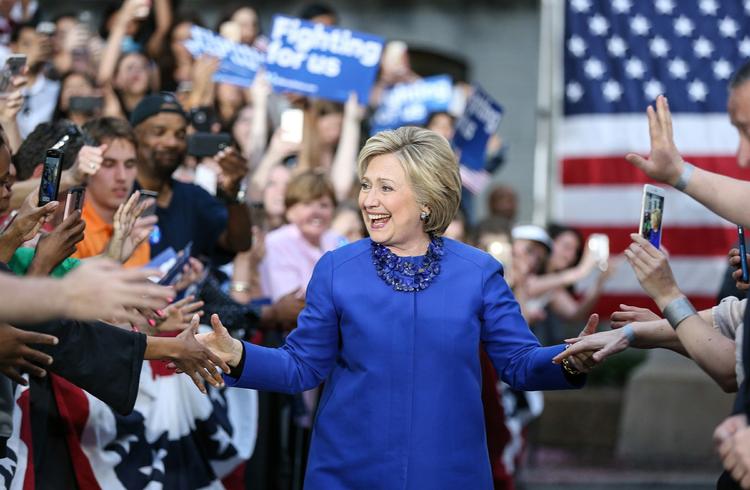 Storfavorit. Hillary Clinton var i godt humør under et valgmøde i Philadelphia i går. Det kan hun også roligt være. 