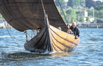 Togt. Vikingeskibet Skjoldungen er 11 meter langt og får en besætning på seks mænd og to kvinder 