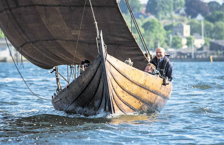 Togt. Vikingeskibet Skjoldungen er 11 meter langt og får en besætning på seks mænd og to kvinder 