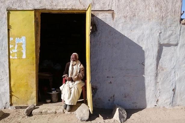 GÆSTFRIE. Nubierne er den traditionelle betegnelse for beboerne i Nord-sudan. Deres landsbyer ligger i gåafstand fra Nilen; flere i nærheden af den tredje katarakt. Nubierne er umådelig gæstfrie, og de byder os på et glas te i deres hjem. Der findes kun det mest nødvendige inventar, men computer og tv er der plads til.