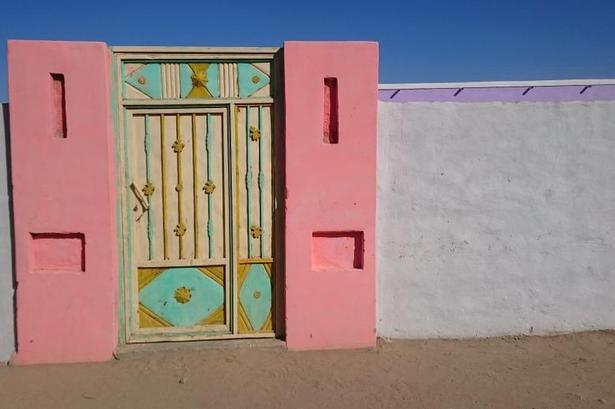 FARVER. De nubiske landsbyer er ryddelige, og husene nymalede med farverige døre.