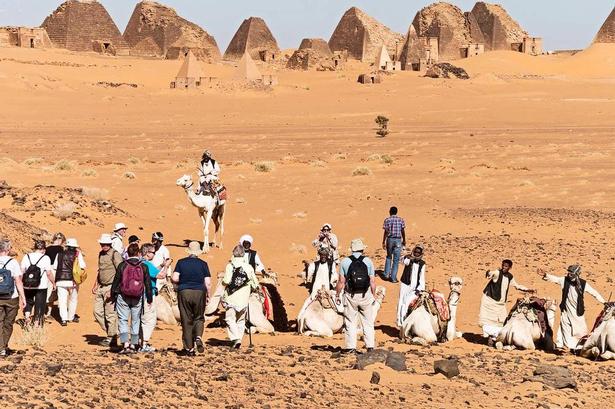 BEDUINER. Pyramider og kameler ved den gamle hovedstad Meroe. Konger og dronninger fik hver sin pyramide, udsmykket med relieffer i et kapel indeni.
