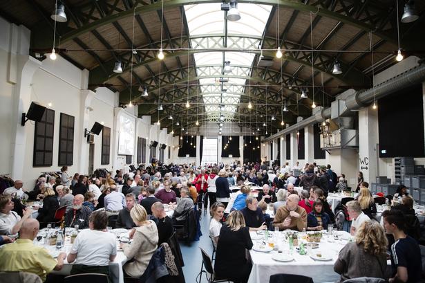 Storhed. Gæsterne har betalt 50 kroner for at være med til den store fællesspisning i Nørrebrohallen, som er en del af Danmark Spiser Sammen mod Ensomhed. 