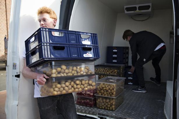 Bespisning. De frivillige hjælper med at bære maden ind i Nørrebrohallen, hvor den skal anrettes og serveres for de cirka 500 gæster. 