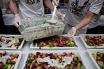 Koordinering. Der skal laves meget mad til de cirka 500 personer, og de frivillige hjælper med at anrette og servere maden. 