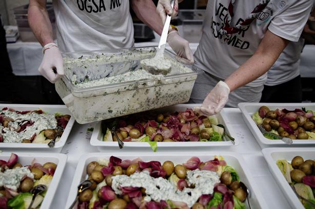 Koordinering. Der skal laves meget mad til de cirka 500 personer, og de frivillige hjælper med at anrette og servere maden. 